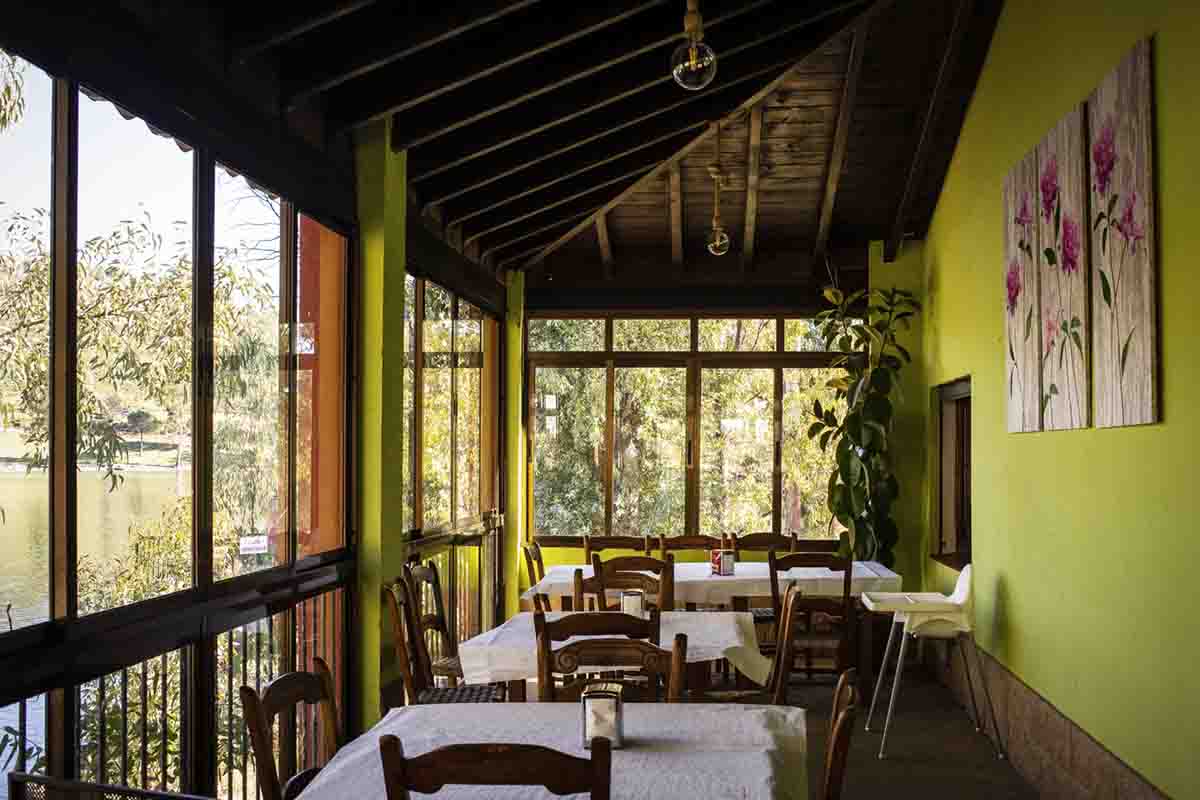 Restaurante junto al lago